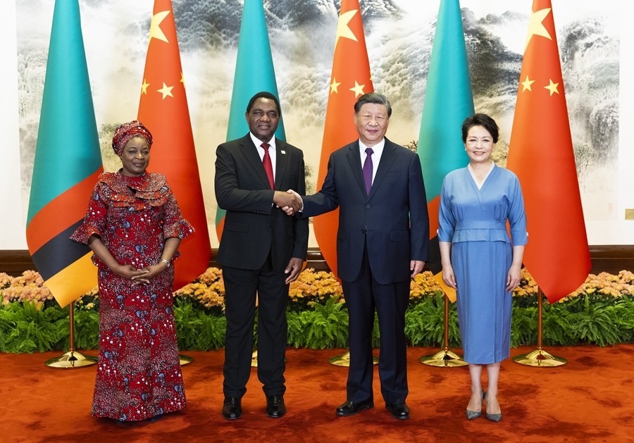 這是會談前，習(xí)近平主席和夫人彭麗媛同希奇萊馬總統(tǒng)和夫人穆廷塔合影。