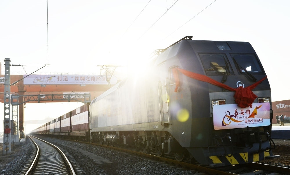 2013年11月28日，首趟由西安發(fā)往哈薩克斯坦阿拉木圖的長安號國際貨運列車等待出發(fā)。新華社記者 劉瀟 攝