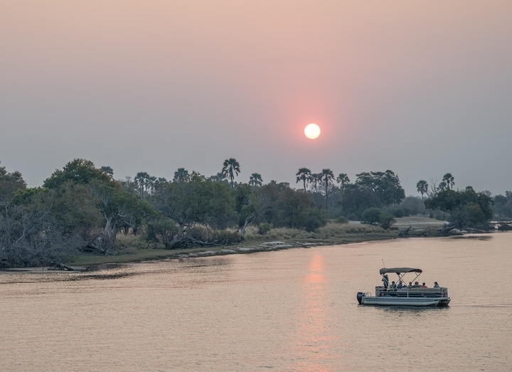 8月23日，在贊比亞拍攝的贊比西河上的游船。