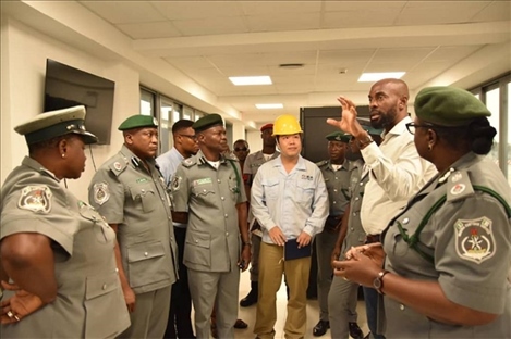 萊基港員工向海關(guān)工作人員講解掃描儀使用方法。受訪者供圖