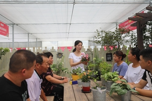 李敏向村民講授花木直播經(jīng)驗。受訪者供圖