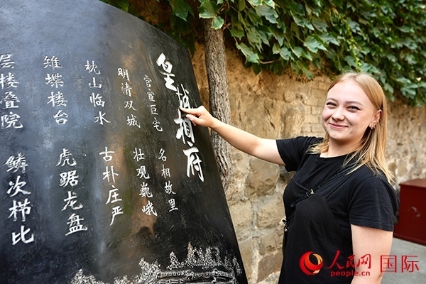 選手金雪花（波蘭）在古堡內(nèi)留影。人民網(wǎng) 盧鵬宇攝