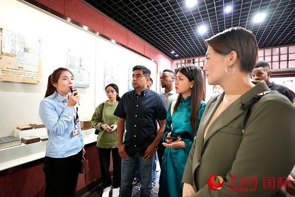 選手們認(rèn)真聆聽(tīng)導(dǎo)游講解。人民網(wǎng) 盧鵬宇攝