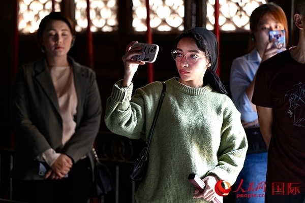 選手顏青（蘇丹）用手機(jī)記錄所見(jiàn)所感。人民網(wǎng) 盧鵬宇攝