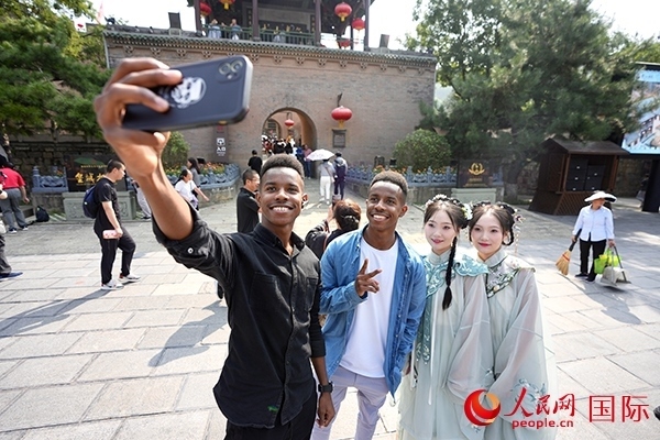 兩對(duì)雙胞胎偶遇合影。人民網(wǎng) 盧鵬宇攝