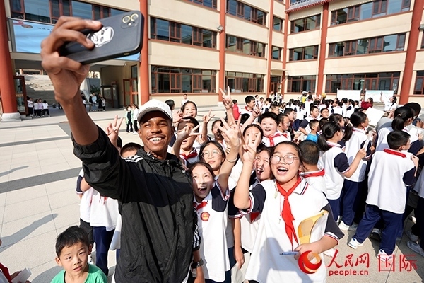 選手和學(xué)生們合影。人民網(wǎng) 盧鵬宇攝