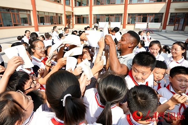 孩子們和選手互動簽名。人民網(wǎng) 盧鵬宇攝