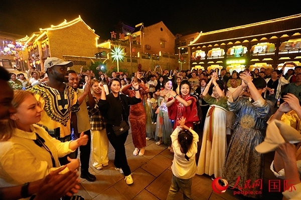 選手們和演員們一起舞蹈。人民網(wǎng) 盧鵬宇攝