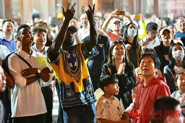 選手體驗(yàn)古城巡游。人民網(wǎng) 盧鵬宇攝