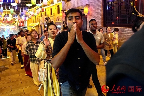 選手體驗(yàn)古城巡游。人民網(wǎng) 盧鵬宇攝