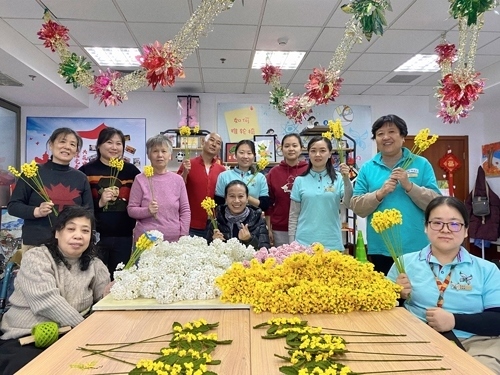 唐占鑫帶領(lǐng)團(tuán)隊(duì)為2022年北京冬奧會(huì)和冬殘奧會(huì)制作頒獎(jiǎng)花束。受訪者供圖