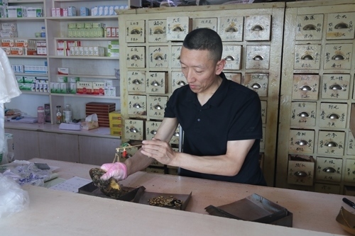 馬啟紅為病患精心配藥。受訪者供圖