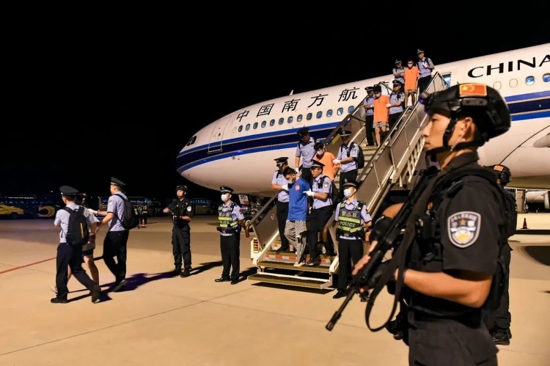 153名實(shí)施跨境裸聊敲詐的犯罪嫌疑人從印度尼西亞被押解回國(guó)。公安部供圖