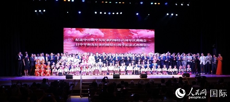 出席晚會的嘉賓與演員合影留念。人民網(wǎng) 蔣曉辰攝