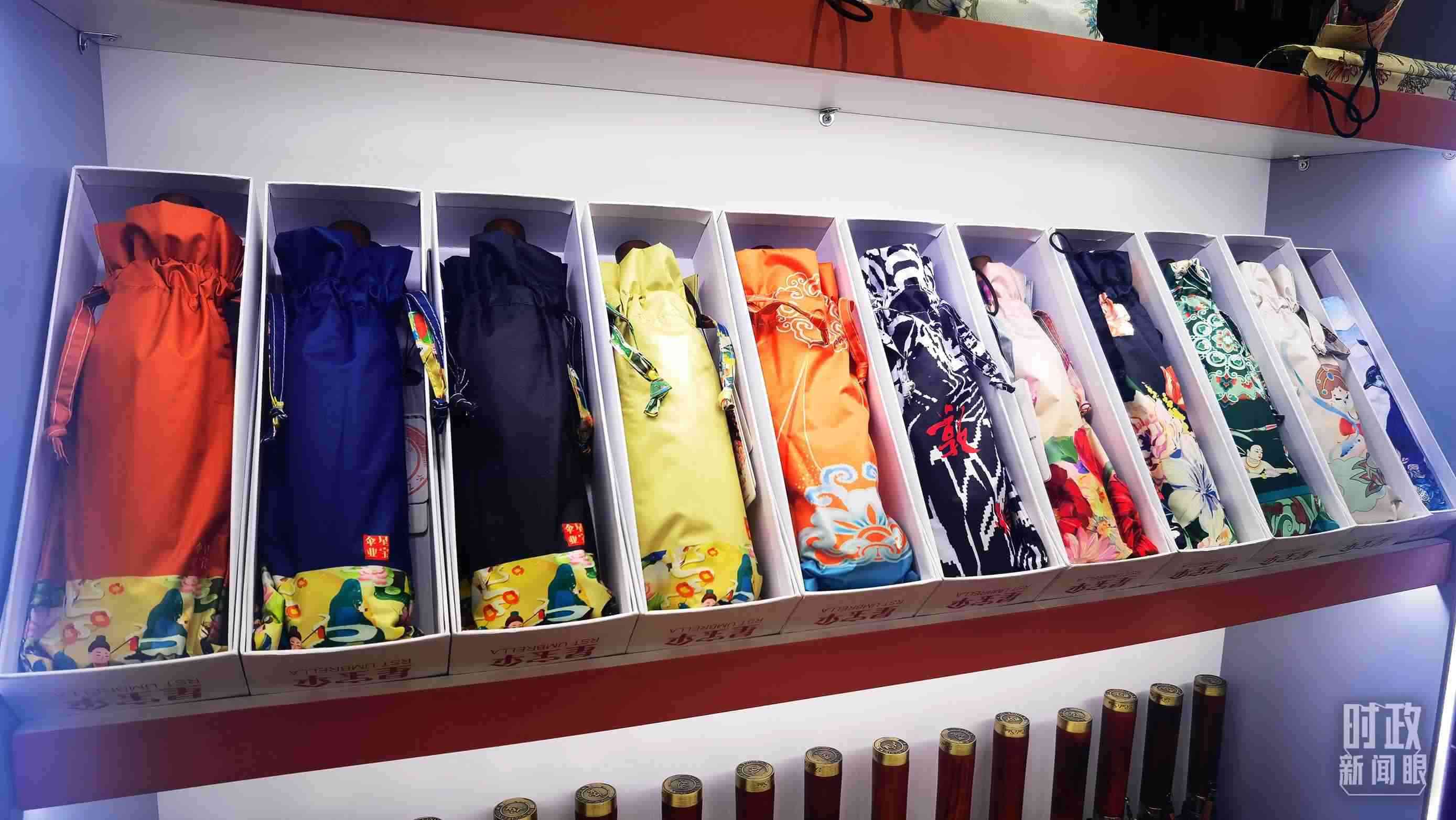 △商貿(mào)城內(nèi)的一家傘鋪，貨架上擺放著包裝精美的雨傘。（總臺央視記者范學(xué)禹拍攝）