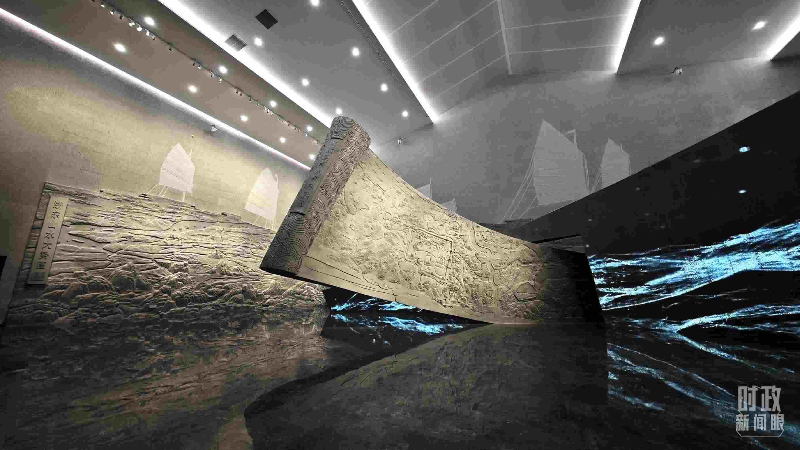 △博物館內(nèi)的《浙東運河水利形勝圖》《浙東山水大勢圖》浮雕。（總臺央視記者彭漢明拍攝）