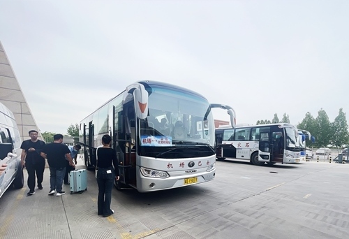 旅客準備乘坐免費擺渡車前往正定機場。人民網(wǎng)記者 喬雪峰攝