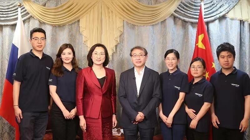 中國駐葉卡捷琳堡總領事崔少純與人民網(wǎng)采訪組合影。