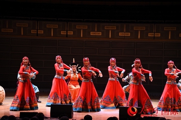 內(nèi)蒙古藝術(shù)劇院表演的《草原頌》劇照。人民網(wǎng)記者 殷淼攝