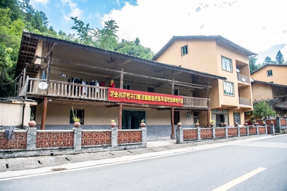 這是8月28日拍攝的危房改造后的村民張劍峰家。新華社記者 唐奕 攝