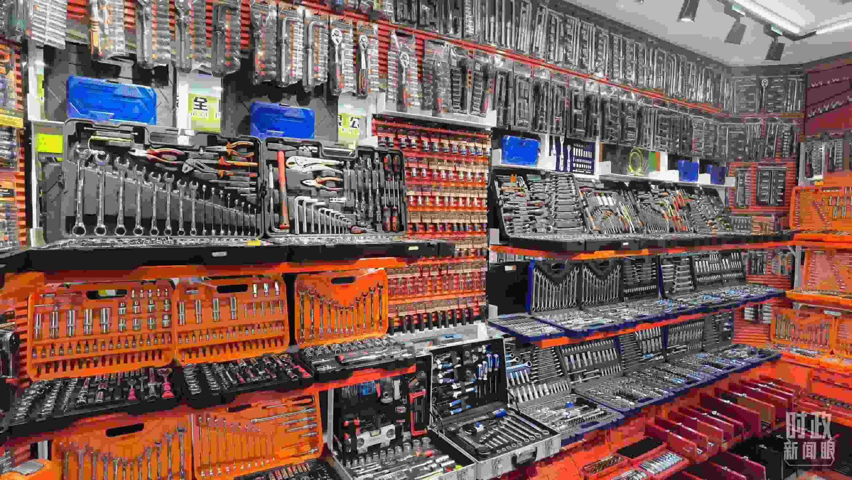 △義烏國(guó)際商貿(mào)城內(nèi)的一家五金店，貨品豐富。（總臺(tái)央視記者石丞拍攝）