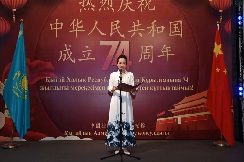 圖為蔣薇總領(lǐng)事致辭。駐阿拉木圖總領(lǐng)館供圖