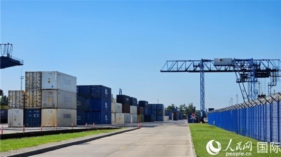  布列斯特北站，堆滿了來自中國的貨物。人民網(wǎng)記者 王震攝