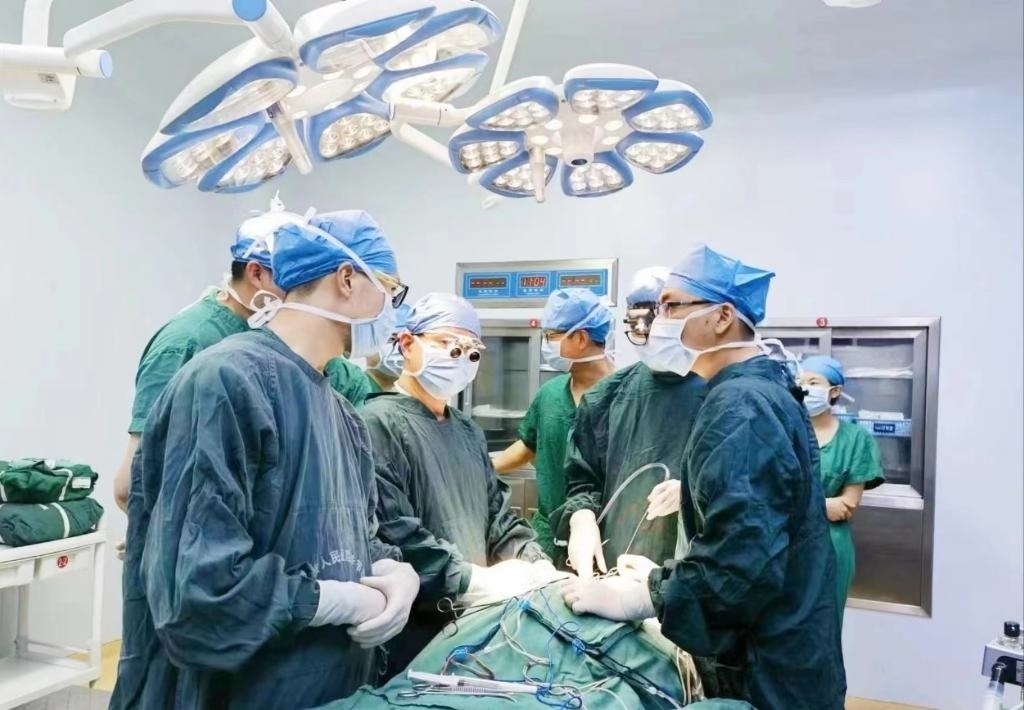 浙江省人民醫(yī)院畢節(jié)醫(yī)院的醫(yī)師團(tuán)隊正在為患者李老伯進(jìn)行手術(shù)。（王磊波 攝 新華社發(fā)）