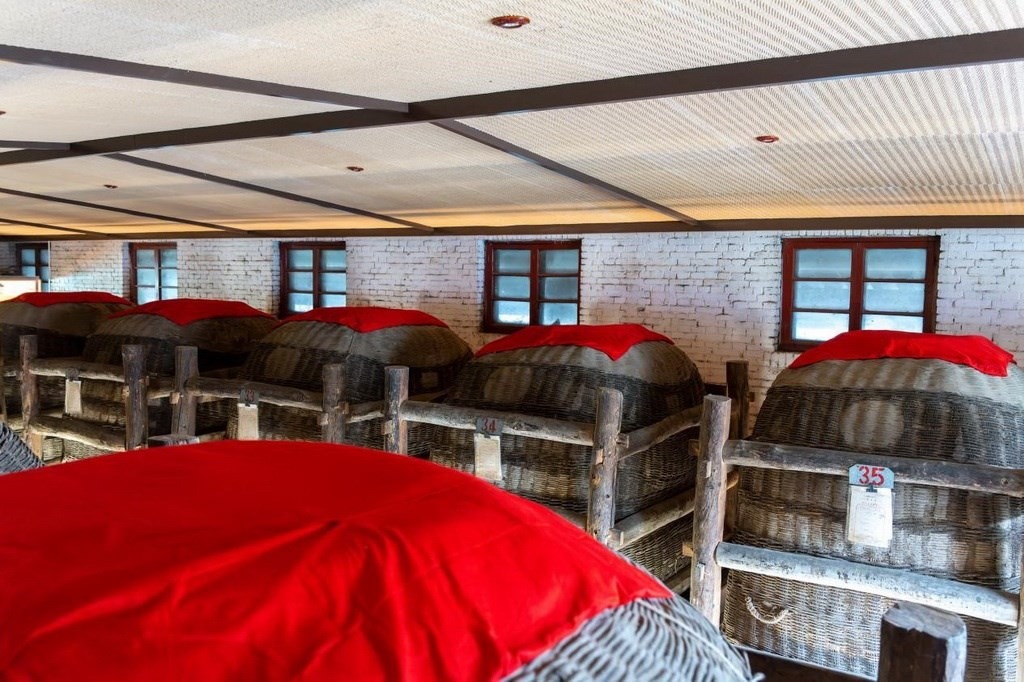 西鳳酒“酒?！辟A存庫 王哲攝