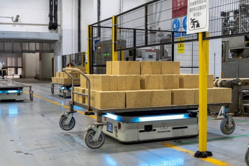 在701制曲車間，運輸機器人等智能化設備已實現(xiàn)規(guī)?；瘧?。王哲攝