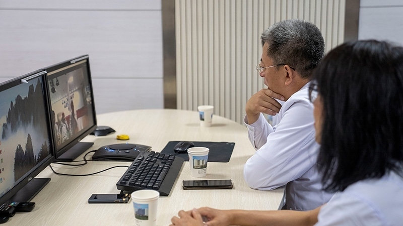 新疆醫(yī)科大學(xué)第一附屬醫(yī)院專家團(tuán)隊(duì)與哈薩克斯坦國立科學(xué)研究中心的專家對患者進(jìn)行跨國遠(yuǎn)程會診。人民網(wǎng)記者 許崢攝