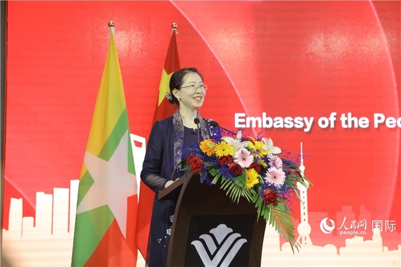 圖為使館臨時(shí)代辦曹靜致辭。人民網(wǎng)記者 謝佳君攝