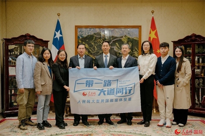 牛清報(bào)大使（中）與人民網(wǎng)、人民日?qǐng)?bào)社記者合影。 人民網(wǎng)記者 張若涵攝