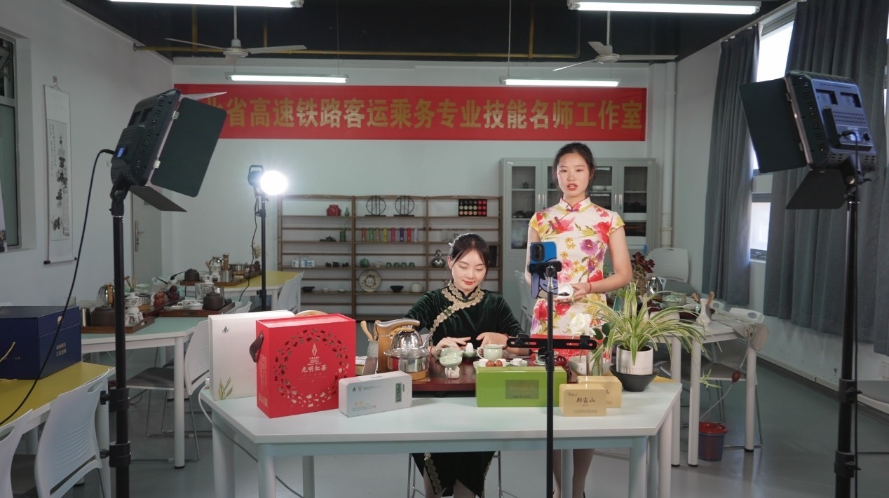 學(xué)生們正在直播。受訪單位供圖