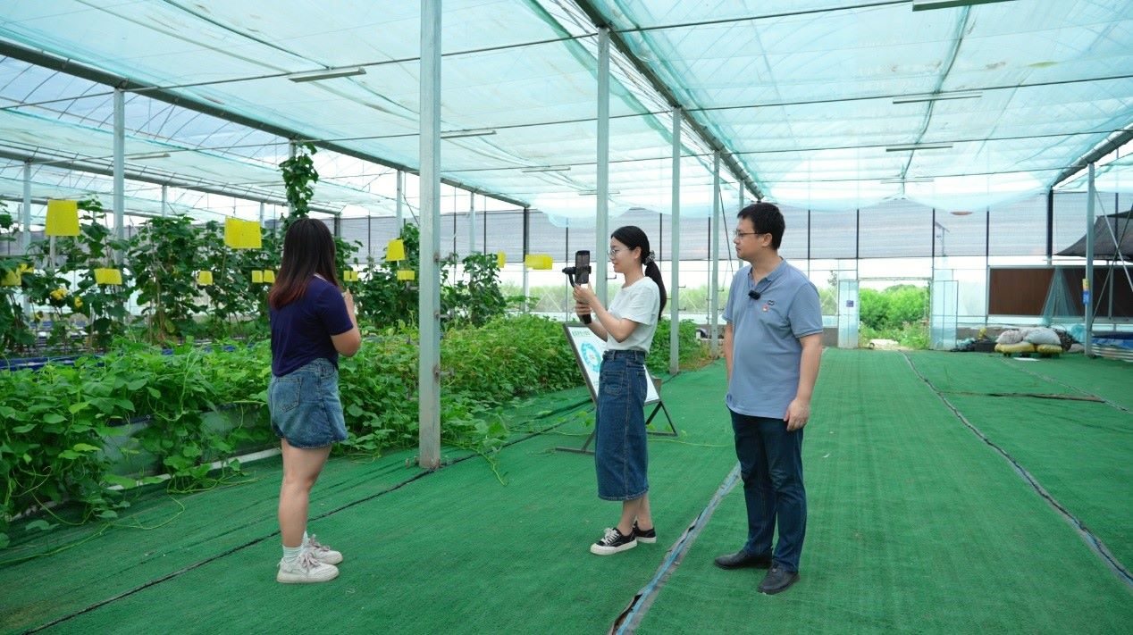 學(xué)生們正在現(xiàn)場直播。受訪單位供圖