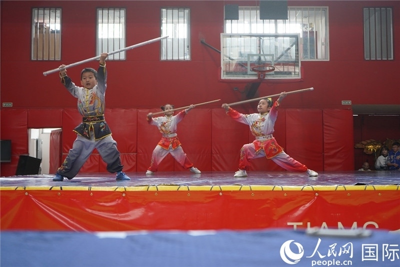 圖為開幕式現(xiàn)場兒童武術表演。人民網(wǎng)記者 許放攝