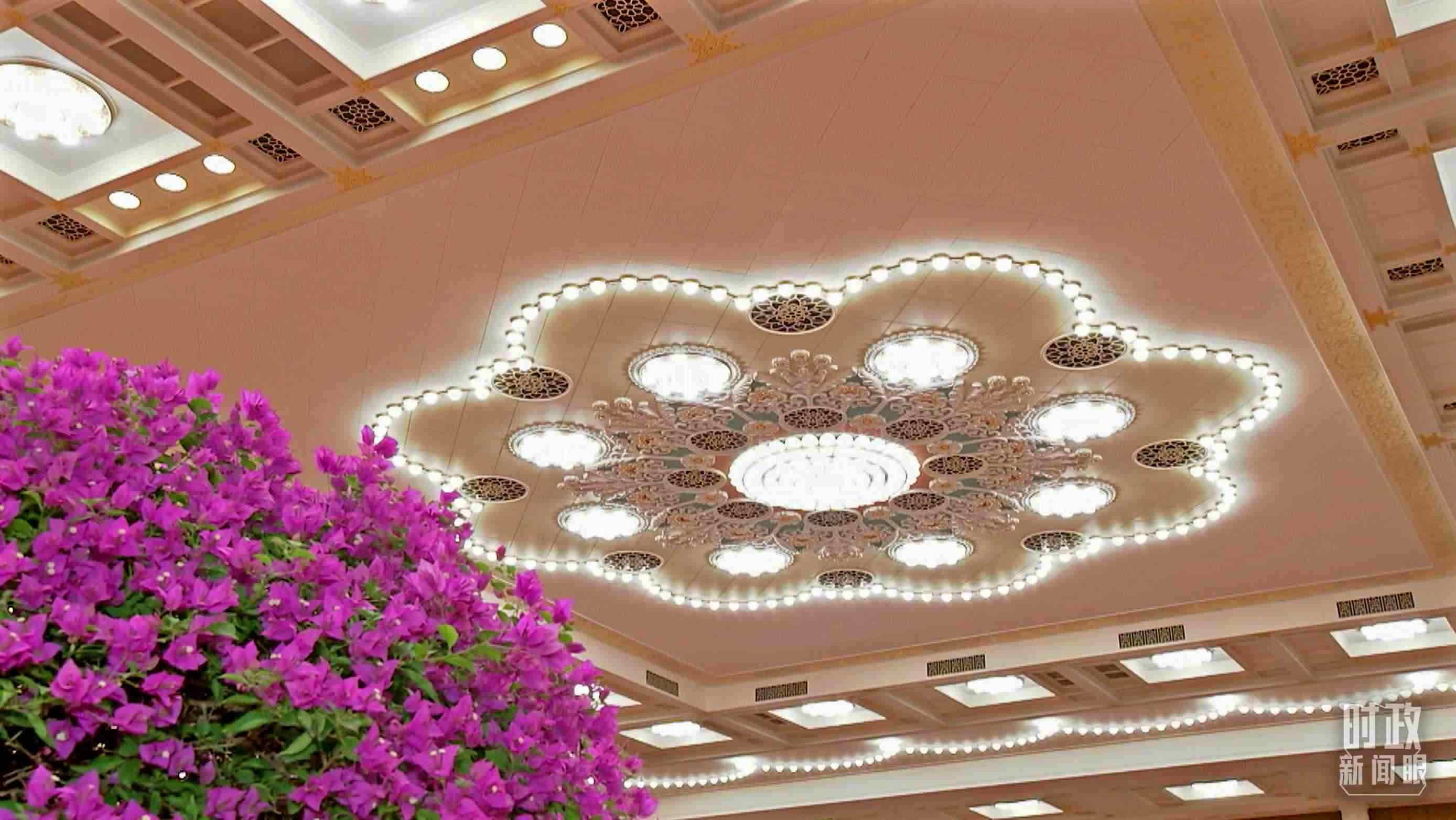 △人民大會(huì)堂宴會(huì)廳，華燈璀璨、鮮花綻放。