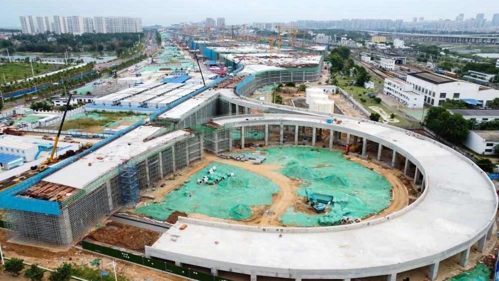9月9日拍攝的?？谛潞８酆湍细邸岸€口岸”（貨運）集中查驗場所建設(shè)項目（無人機照片）。該項目是海南自貿(mào)港封關(guān)運作重點項目。新華社記者 楊冠宇 攝