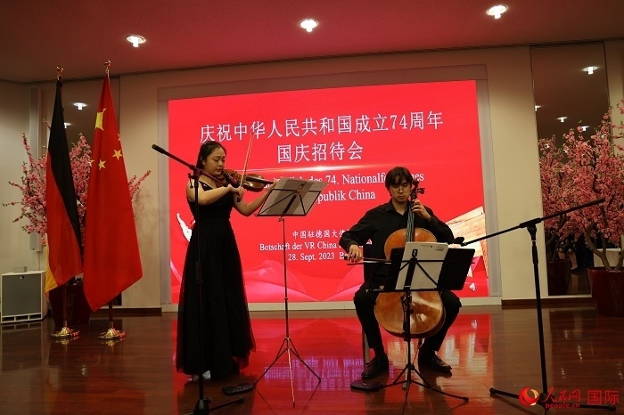 青年音樂家為來賓們現(xiàn)場(chǎng)演奏《我和我的祖國》。人民網(wǎng)記者 劉仲華攝