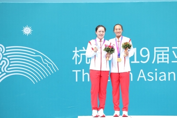9月29日，鄭欽文(右)和朱琳在頒獎(jiǎng)儀式上合影。當(dāng)日，在杭州亞運(yùn)會(huì)網(wǎng)球女子單打決賽中，中國(guó)代表團(tuán)選手鄭欽文2:0戰(zhàn)勝隊(duì)友朱琳奪得冠軍。人民網(wǎng)記者 李乃妍攝