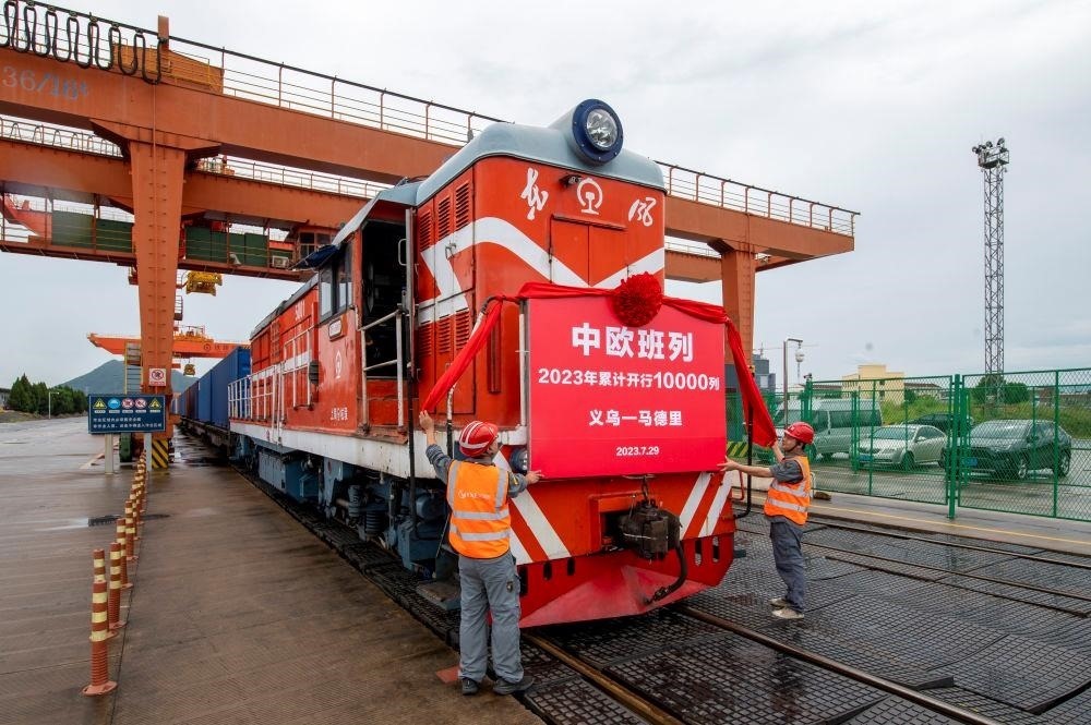 △2023年7月29日，滿載110個(gè)標(biāo)箱出口貨物的X8020次中歐班列從浙江義烏西站準(zhǔn)備啟程。