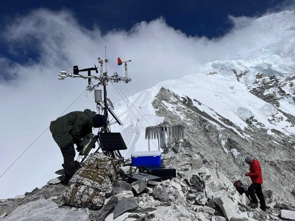 科考隊員在海拔6450米架設(shè)自動氣象站（9月25日攝）。（圖片由第二次青藏科考隊科考隊員提供）