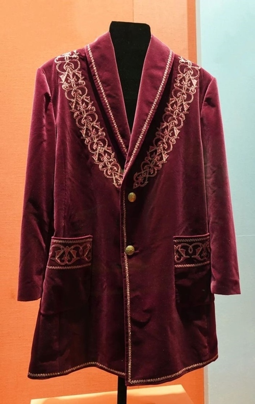 2013年9月，時(shí)任哈薩克斯坦總統(tǒng)納扎爾巴耶夫贈(zèng)送習(xí)近平主席的哈薩克斯坦民族服裝。