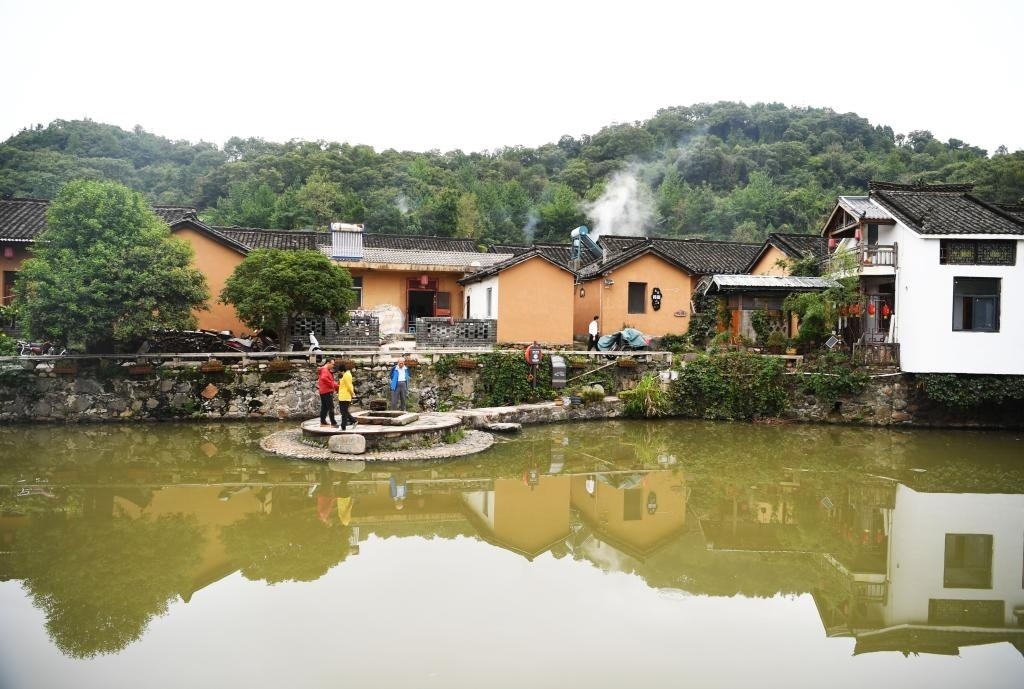 圖為9月27日游客在田鋪大塆參觀(guān)游玩。新華社記者張浩然攝