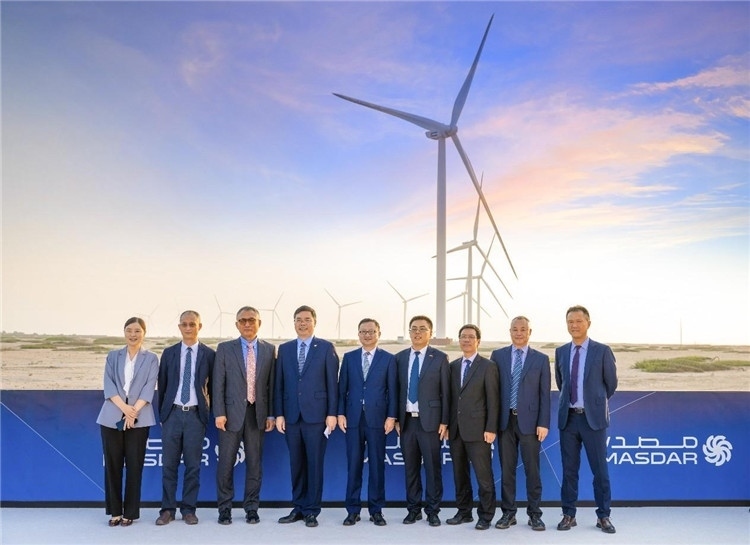 中方建設(shè)者在風(fēng)電場(chǎng)合影。中國(guó)電建供圖