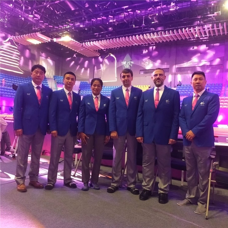 詹多斯·基亞諾夫與各國裁判員合影（左二）。 受訪者供圖