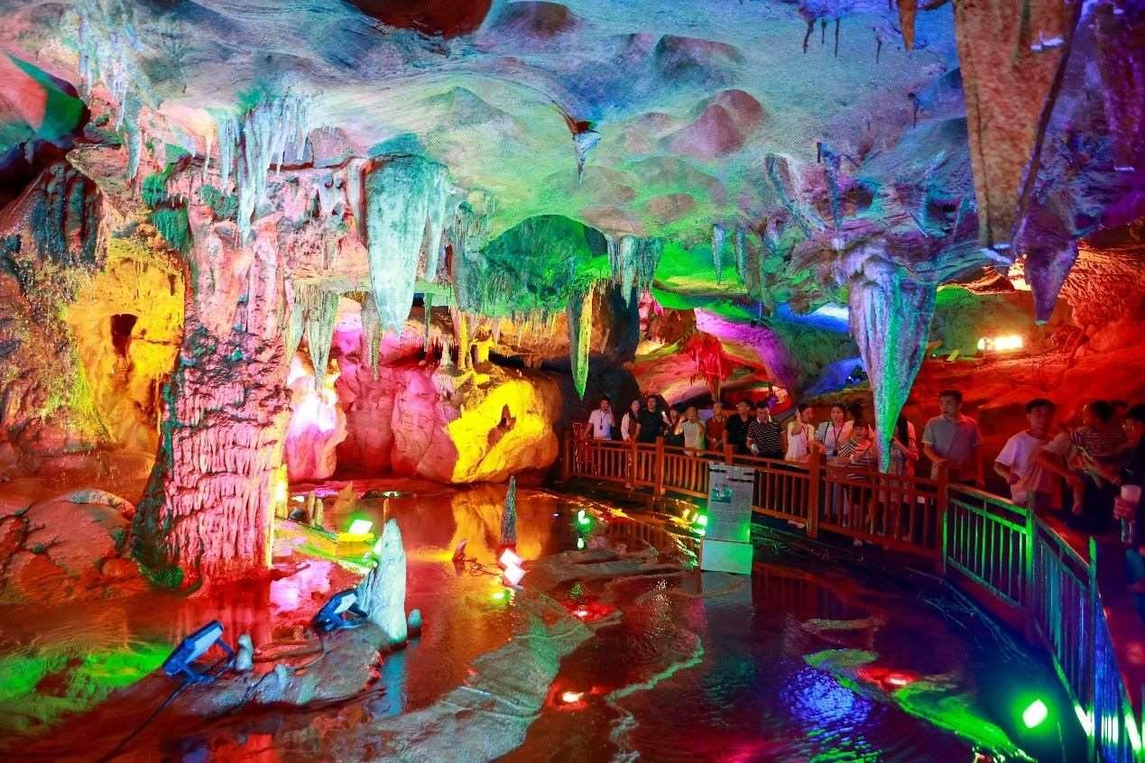 國(guó)慶假期期間，江西萬(wàn)年神農(nóng)宮景區(qū)游人如織。受訪者供圖