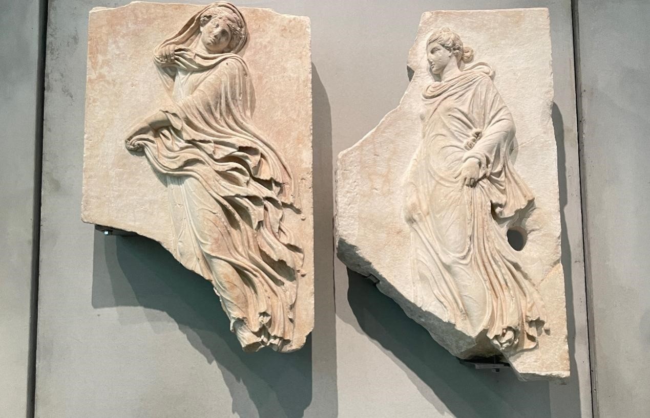 出自酒神劇場的浮雕，刻畫了舞者的形象。人民網(wǎng)記者 郭冠華攝