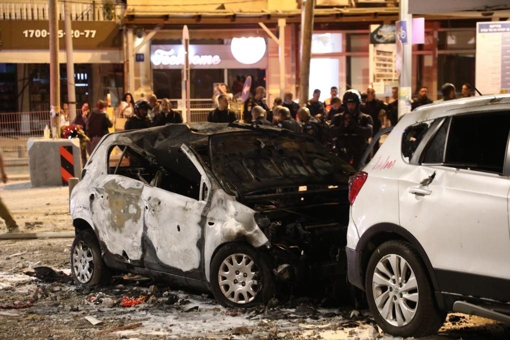 這是10月7日在以色列特拉維夫拍攝的遭火箭彈破壞的車輛。新華社發(fā)