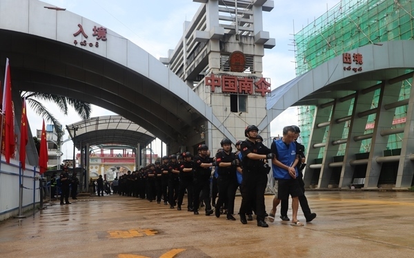 移交現(xiàn)場。公安部供圖